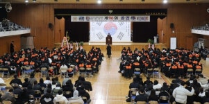 전국에서 입학식, 선배들이 완성한 손도장 태극기 게양