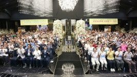 이곳에선 남녀노소  춤 추고 명상하고 행복해한다