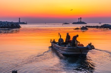 부산 대변항 여명 속 출어 제7회 국가어항 사진공모전 대상 수상