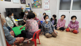 냉난방비·식품비 지원…할머니들 “경로당이 최고 피서지”