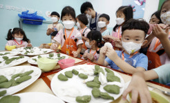 [오늘의 포토] 꼬물꼬물 송편 만들어요