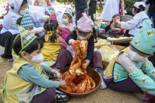 [오늘의 포토] 생애 첫 김치담기