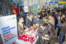 [오늘의포토] “고향 쌀 애용해 주세요”