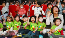 [오늘의포토] 아토피 예방 인형극 관람