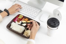 “점심값이라도 아끼자”…도시락 싸는 직장인 는다