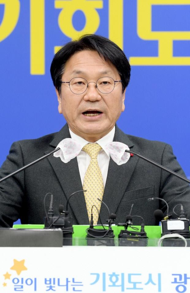 강기정 광주시장, 대구 군위군 방문 중 대구경북 신공항 추진 논의.