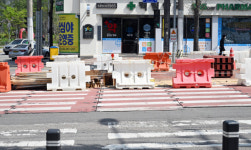 지하철 공사로 막힌 횡단보도…도로로 내몰린 보행자