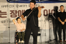 “달빛 아래 옥상에서 인권을 노래합시다”