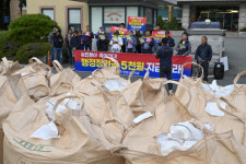 [오늘의 포토] “쌀값 보장하라” 나락 야적 투쟁