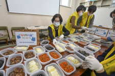 ㈜현대그린푸드미포 공정지원관 식당 | [오늘의포토] 어르신 밑반찬 지원 “맛있게 드세요”
