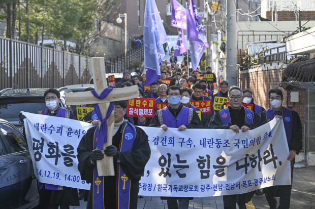 광주 금남로, 윤 대통령 탄핵 찬반 집회 1만명 참여…금남로서 상징적 대립분위기 형성