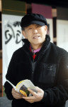 식당 사장서 시인으로…정관호 사장의 ‘50년 詩 사랑’