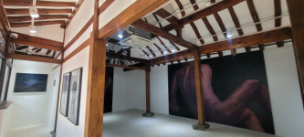 [엄마 집의 변신-예술공간 집] 초록색 대문·작은 화단 풍경 ‘애틋’ … 한옥 운치 넘치는 ‘갤러리’