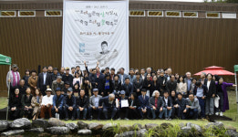 ‘저 깊고 푸른 고요를 일깨우고’