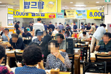 한끼 8000원에 줄 섰다…저가형 한식뷔페의 부활