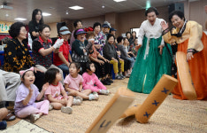 [오늘의포토] “윷 나와라”…즐거운 한가위 경로잔치