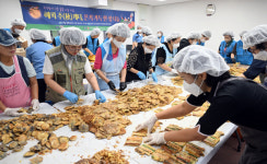 [오늘의포토] 북구 자원봉사센터 추석 맞이 ‘한상나눔’