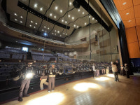 불 꺼진 무대 뒤를 체험하다