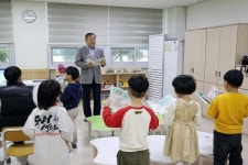 초등학교 늘봄 일일교사 된 이상민 장관… 어린이에 안전 노하우 전수