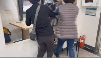 밀린 통신비와 이사비 달라고 매일 떼쓰다 공무원 때린 민원인 고발돼