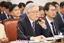 국정감사장에 선 정성혜 시선제노조 위원장 반응 없는 인사처… 없는 부처 같아요