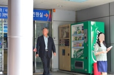 [단독] 도박신고 현장 화장실서 경찰과 마주친 ‘군수님’