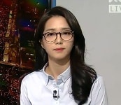 왜 여성은 안경 쓰고 뉴스 진행하면 안 되나요?