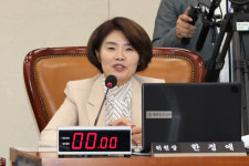 女의원에 아름답다…지적받은 이용호 의원