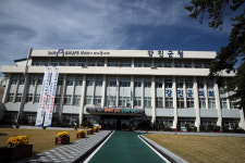 승진 공무원의 거액 장학금 기부 논란…곤혹스런 강진군
