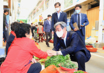 [의령24시] 신임 오태완 의령군수, 전통시장 방문으로 업무 시작