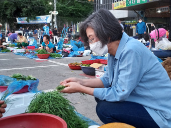 [동행 취재] 이낙연 부인 김숙희씨, 남광주시장서 '조용한 내조'