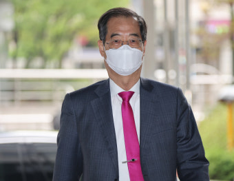 한덕수-한동훈, 개천절 행사서 대화…협력과 대화 의지 드러내