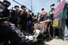 도로 점거시위 재개한 전장연…오세훈, 발달장애인 탈시설 약속 지켜달라