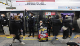 전장연, 4호선 혜화역 선전전…매일 4호선 탑승할 것