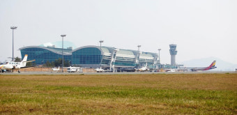 '희비 엇갈린' 무안공항…활주로는 웃고, 이용객은 울었다