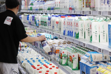 월급 빼고 다 오른다…마트서도 우유 1L 3000원 육박