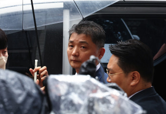 카카오 김범수 구속심사 출석…질문엔 '침묵'