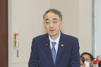 흔들리는 7.8조 'K-이지스함' 사업…前 방사청장, 입찰비리로 영장 신청