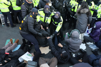 연행된 尹 지지자들…경찰 강제해산 명령에도 