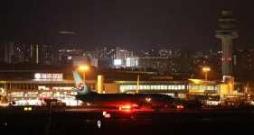 호기심에 항공기 비상구 만진 30대…출발 1시간40분 지연 소동