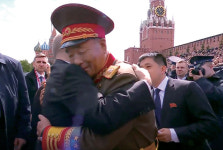 김정은-푸틴 6월 정상회담설…北 장성 김영복 껴안고 치하한 푸틴