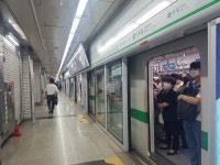 [단독]전장연 2호선 사당역 시위로 2호선 출발 지연