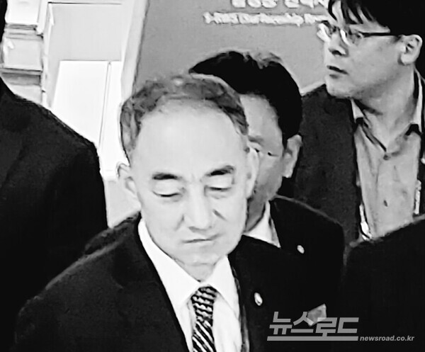 왕정홍 전 방사청장, 미니 이지스함 사업 관련 비리 혐의로 경찰에 구속 송치