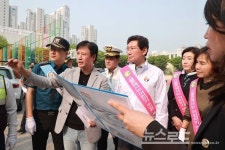 이상일 용인특례시장, 초등학교 통학로 직접 점검...현장서 학부모 민원 청취