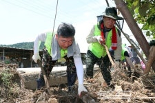 가평 흙탕물 속에서 만난 수원시의회...의장도 직원도 장화 신고 삽 들었다