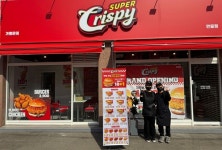 슈퍼크리스피 안중점 오픈… 2,900원 치킨버거 & 1~2인 운영 창업모델로 시장 공략
