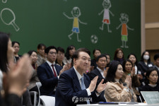 윤 대통령, 부모돌봄에서 국가돌봄으로 교육 민생토론회 진행