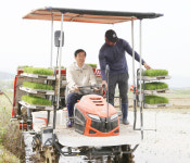 충주시, 주덕읍 화곡리서 올해 첫 모내기 시작