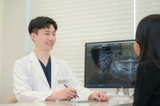 [건강 칼럼] 잇몸질환 치과 치료, 엠도게인 시술로 중증 치주염 회복 가능성 생겨