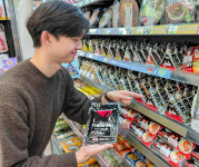 CU, LoL 결승 진출팀 T1 응원 이벤트 진행…사인 유니폼 증정